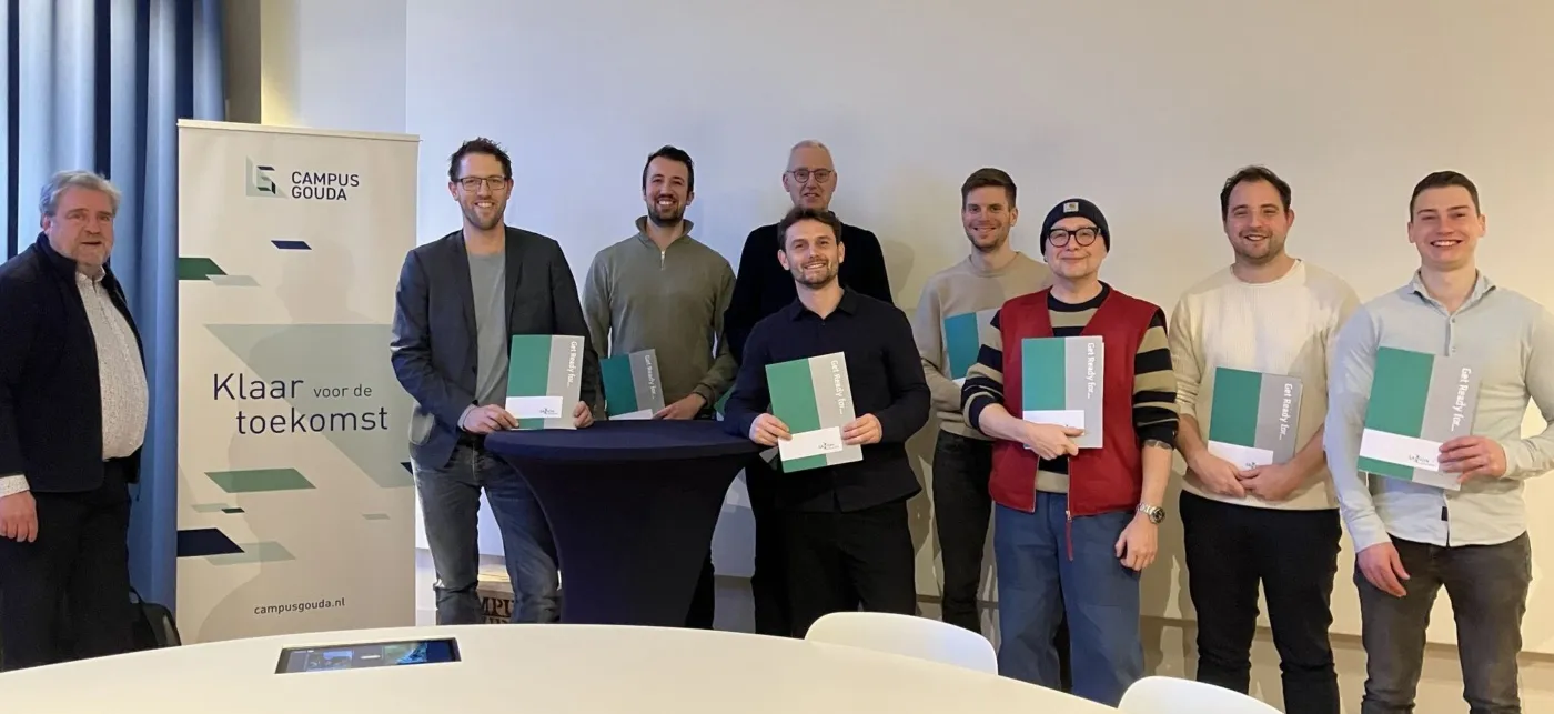 deelnemers module bodem met certicaat naast docent