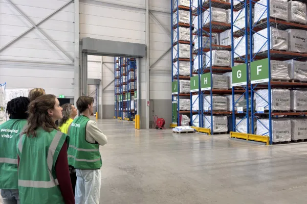 bezoekers in opslag LC Packaging waddinxveen